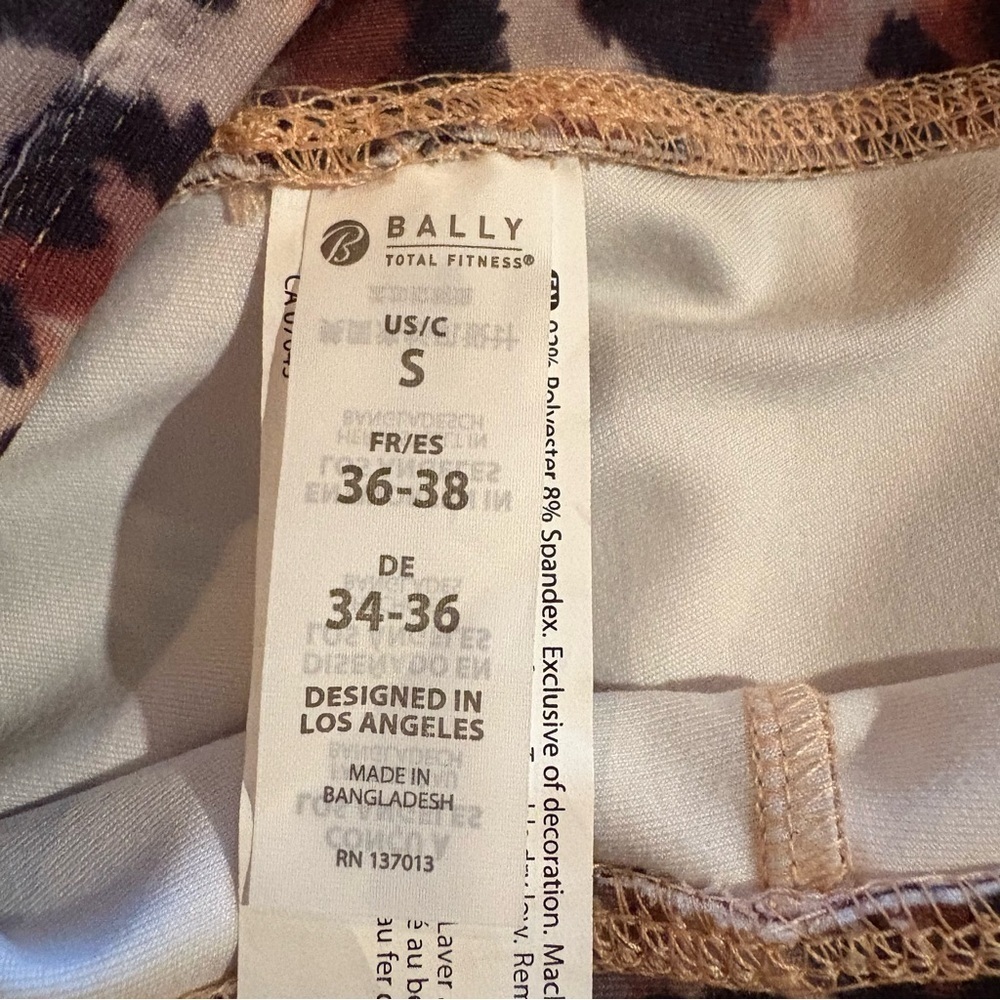 Bally Total Fitness Women's Leopard Print
Yoga Pants with Pockets Size Small - Picture 6 of 11